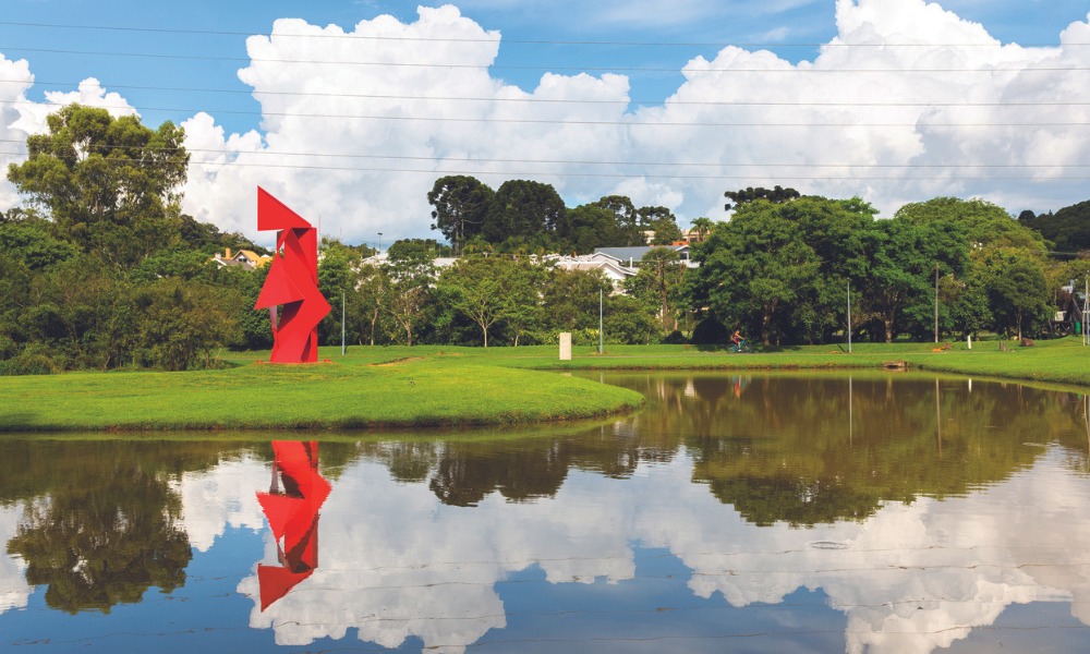 A obra está à beira do lago do parque, instalada num local estratégico no caminho da Linha Turismo.