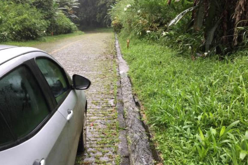 Bloqueios à passagem de veículos têm sido medida recorrente e preventiva a novos deslizamentos de terra na Estrada da Graciosa.