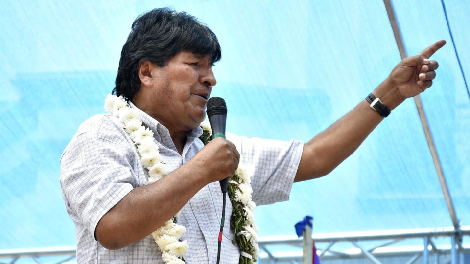 O ex-presidente da Bolívia Evo Morales discursa durante uma mobilização do partido governista boliviano em Sacaba (Bolívia).