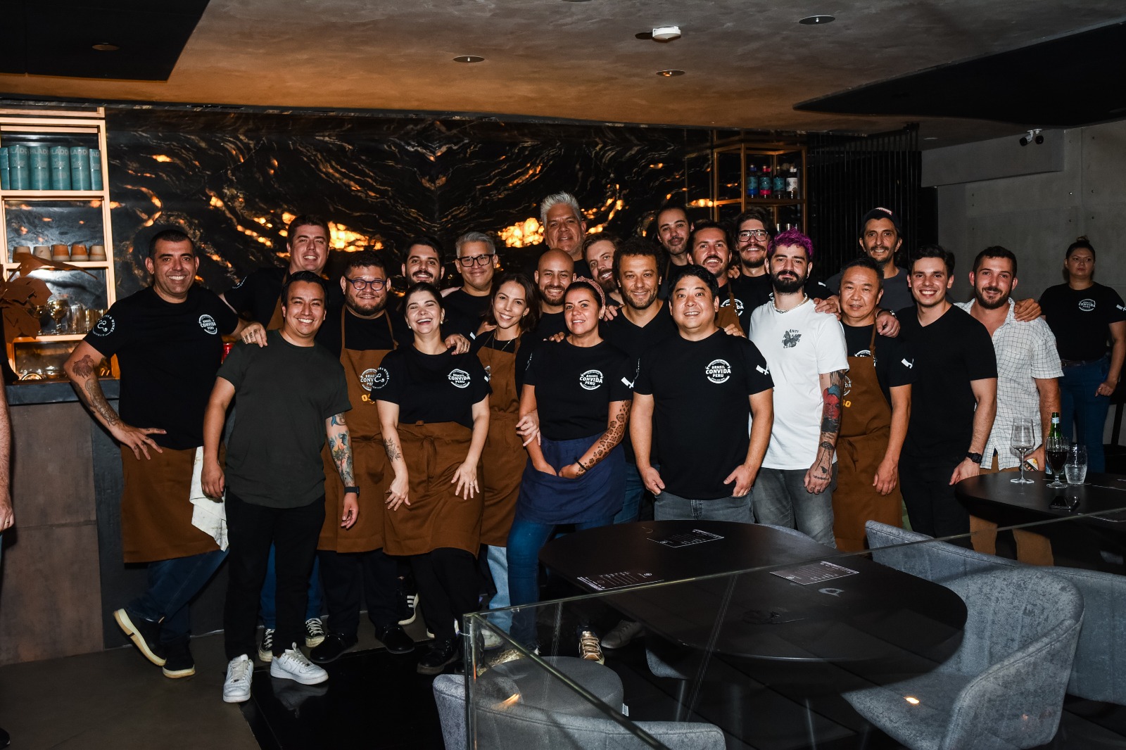 Chefs reunidos no jantar Brasil convida Peru, no restaurante Osso de São Paulo. Encontro de estrelas.