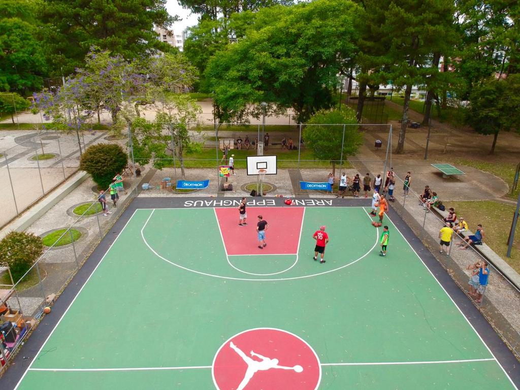 A praça Eppinghaus, no Juvevê, é um verdadeiro ‘point’ dos basqueteiros de Curitiba.