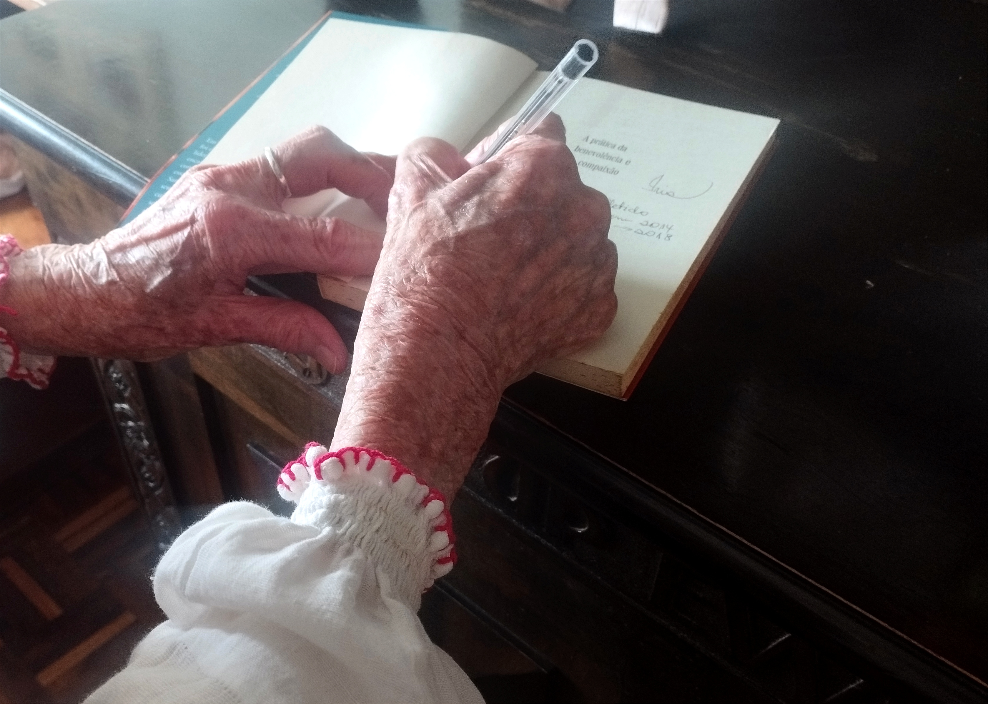 Íris Bigarella é a autora do livro &#8216;Chegando feliz aos cem anos&#8217;.