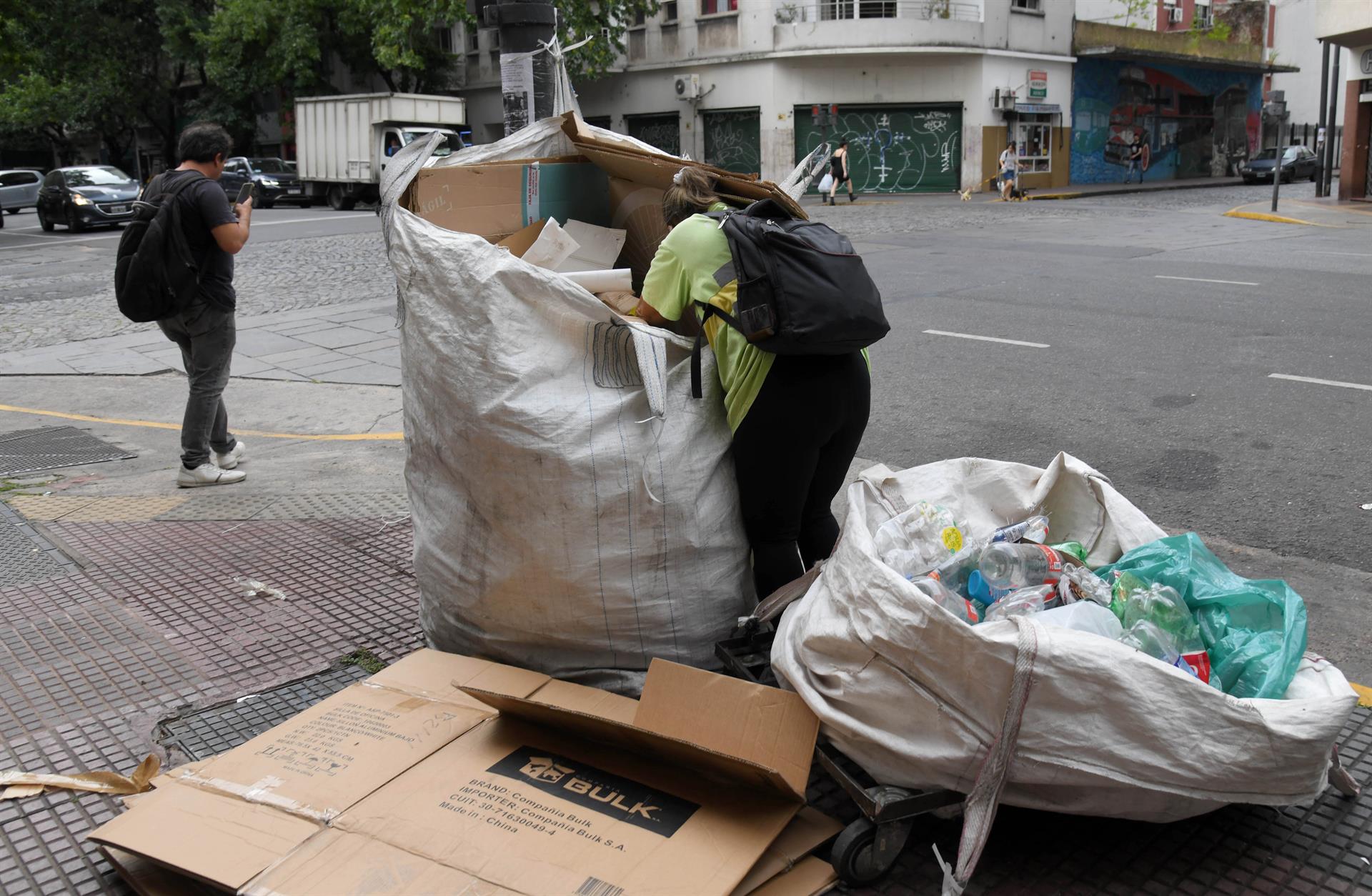 Moradora de rua revira o lixo em Buenos Aires, capital da Argentina, no dia 12 de janeiro de 2023. País enfrenta maior índice de inflação dos últimos 30 anos.