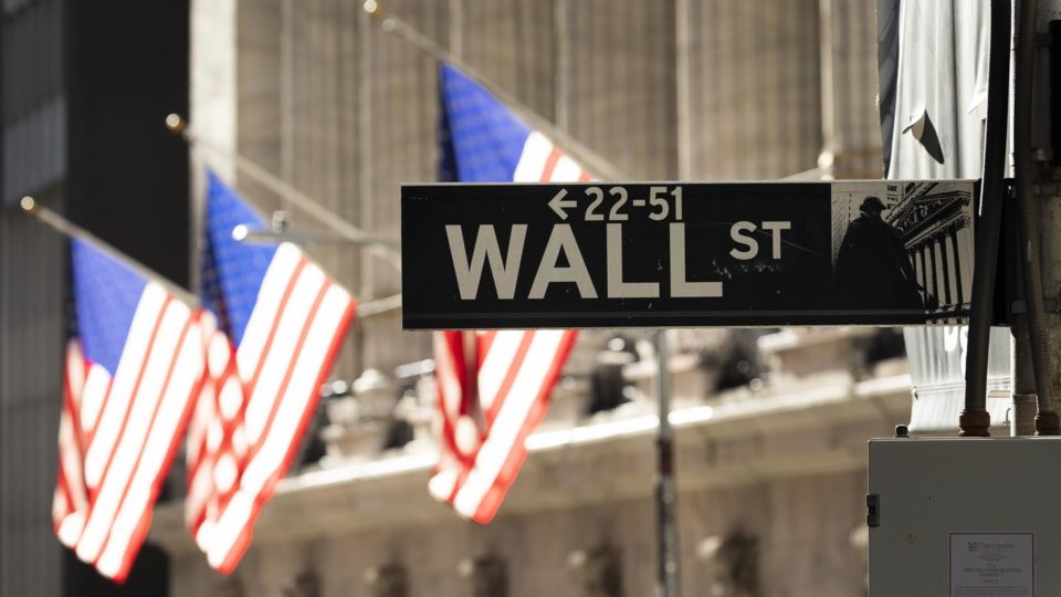 Placa indicando Wall Street em frente à Bolsa de Valores de Nova York, EUA, 24 de novembro de 2020.