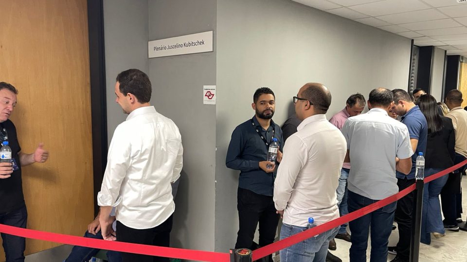 Assessores de parlamentares fazem fila para protocolar CPIs na Alesp