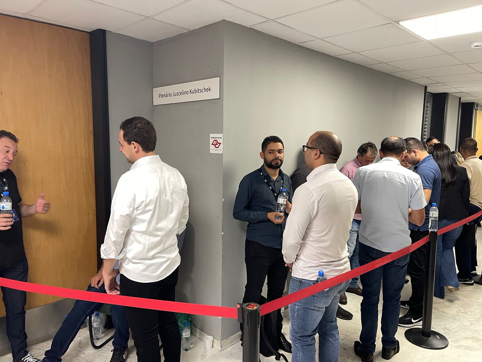 Assessores de parlamentares fazem fila para protocolar CPIs na Alesp