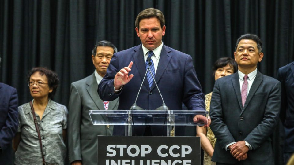 O governador da Flórida, Ron Desantis, fala durante entrevista coletiva no Miami Dade College (MDC), em Miami, Flórida (EUA), no dia 22 de setembro de 2022.
