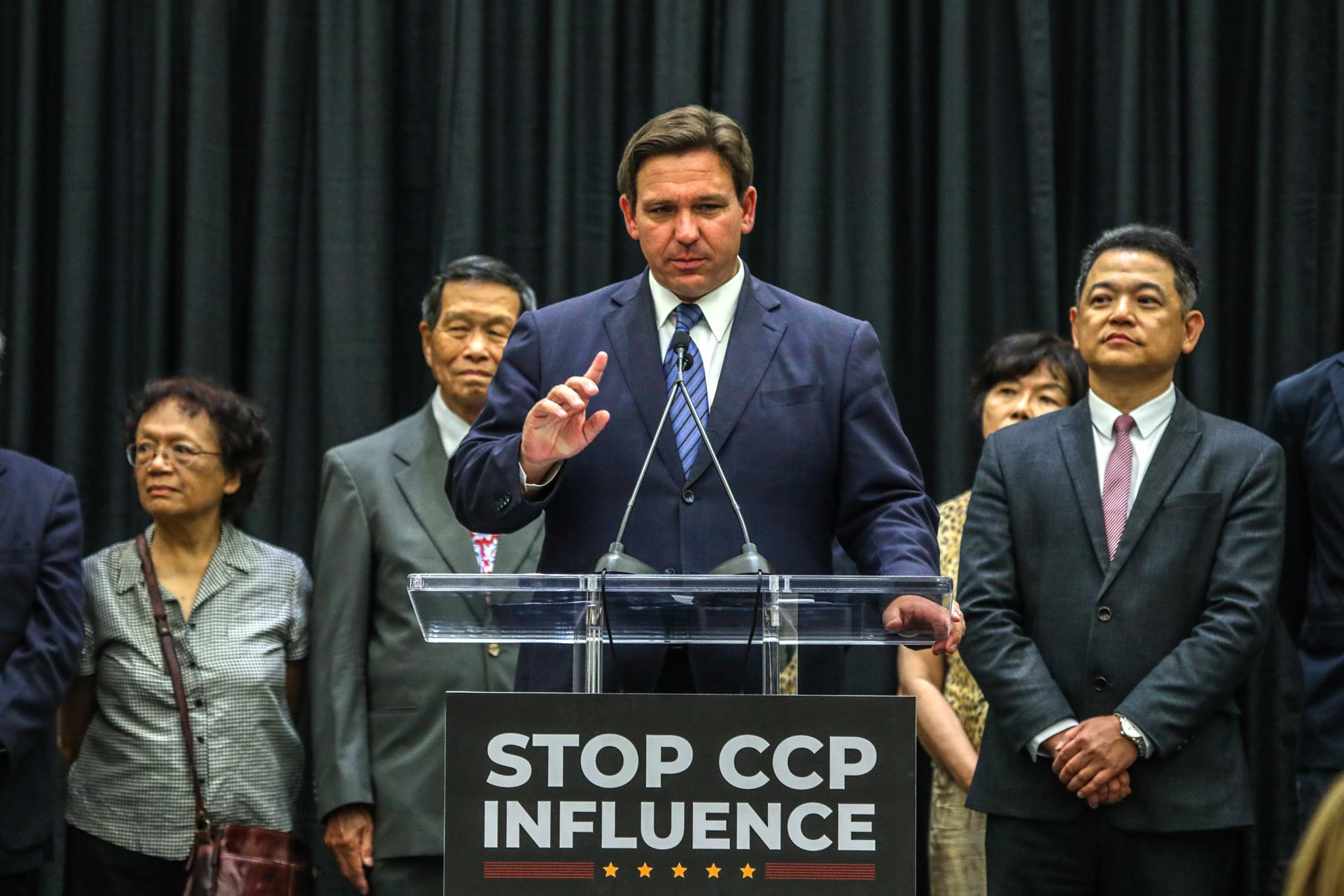 O governador da Flórida, Ron Desantis, fala durante entrevista coletiva no Miami Dade College (MDC), em Miami, Flórida (EUA), no dia 22 de setembro de 2022.