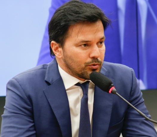 Mensagens encontradas pela Polícia Federal indicam que Fábio Faria intermediou um contrato de R$ 129 milhões entre Daniel Vorcaro e Viviane Barci