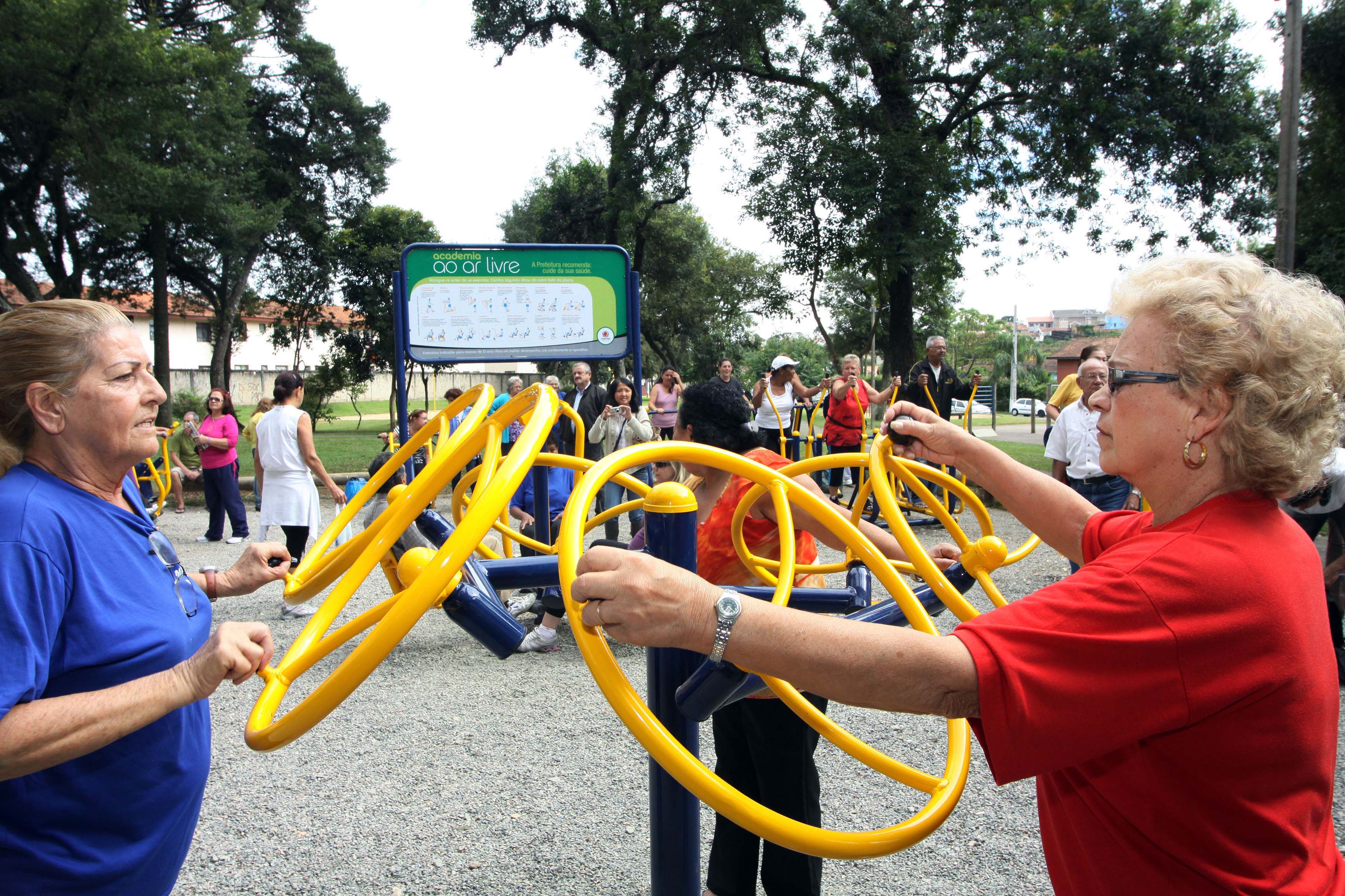 A prática de atividades físicas é fundamental para a saúde dos idosos.