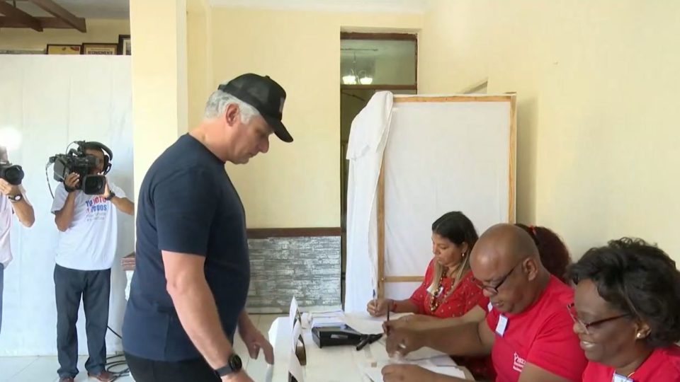 O ditador de Cuba, Miguel Díaz-Canel, durante votação neste domingo