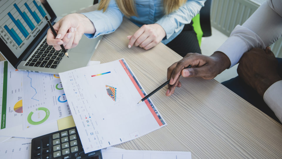 Mesa de escritório com planilhas