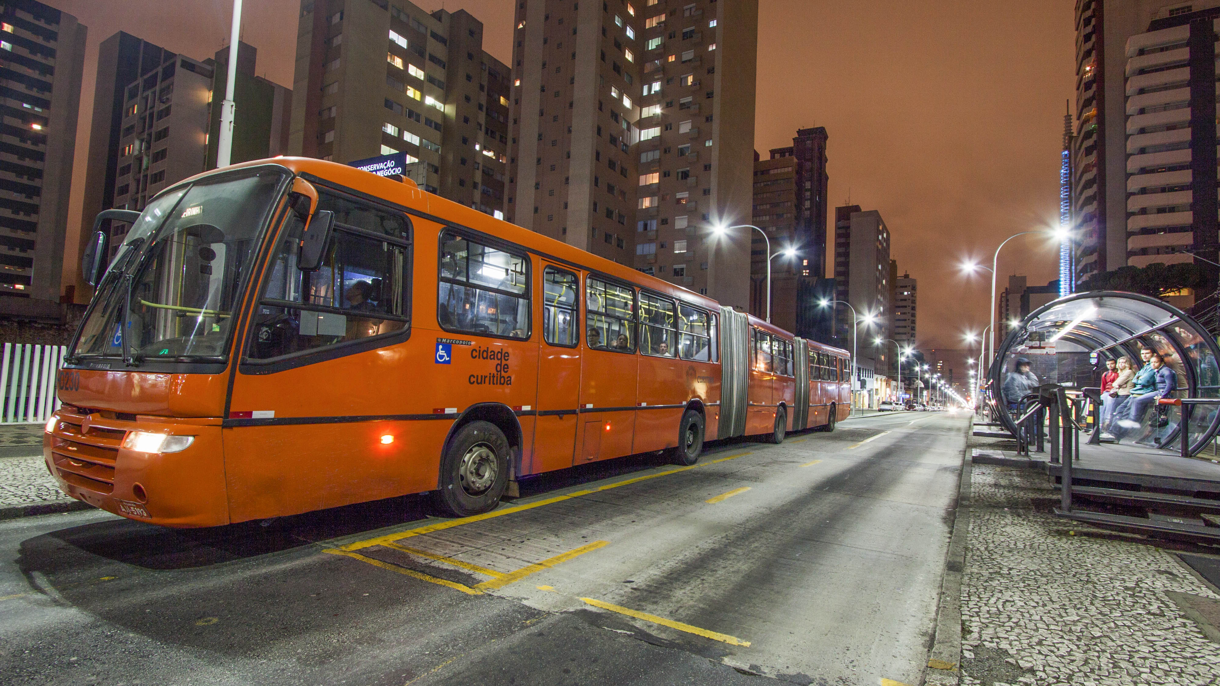 Cidade que lançou sistema BRT aposta na inovação do transporte para tornar coletivo atraente e viável ao usuário novamente.