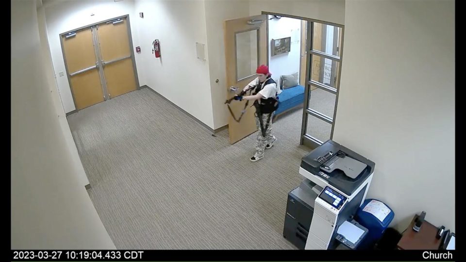 Vídeo divulgado pelo Departamento de Polícia de Nashville mostra a atiradora que eles identificam como Audrey Elizabeth Hale, durante o tiroteio na Covenant School, em Nashville , Tennessee, EUA, 27 de março de 2023.