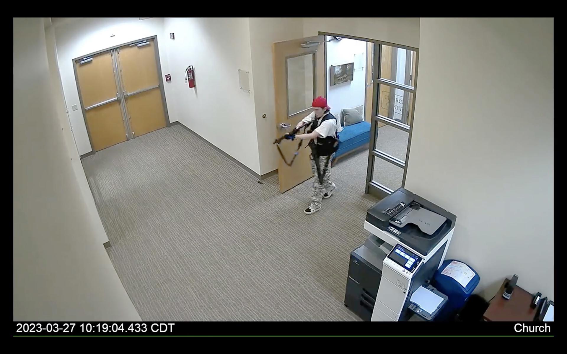 Vídeo divulgado pelo Departamento de Polícia de Nashville mostra a atiradora que eles identificam como Audrey Elizabeth Hale, durante o tiroteio na Covenant School, em Nashville , Tennessee, EUA, 27 de março de 2023.