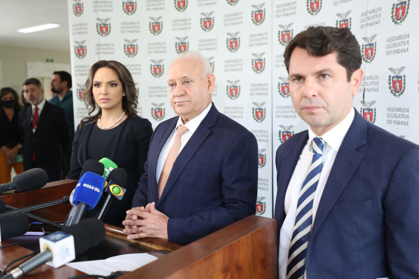 Presidente da Alep, deputado Ademar Traiano (PSD), ao lado do primeiro-secretário da Casa, deputado Alexandre Curi (PSD), e da segunda-secretária, deputada Maria Victoria (PP).