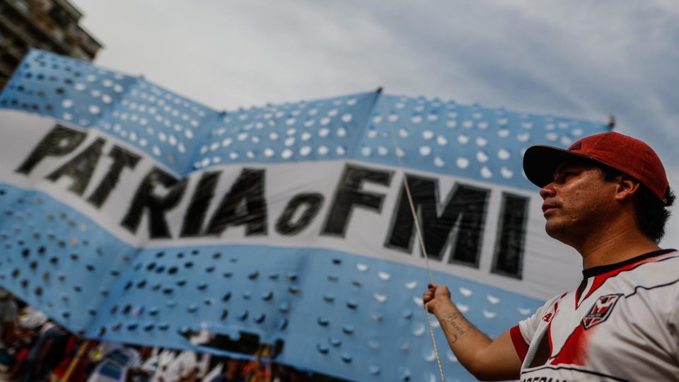 Manifestantes protestam contra os acordos feitos com o FMI, em Buenos Aires (Argentina), no dia 17/03/2022, durante negociações entre o governo de Alberto Fernández com o Fundo Monetário Internacional (FMI).