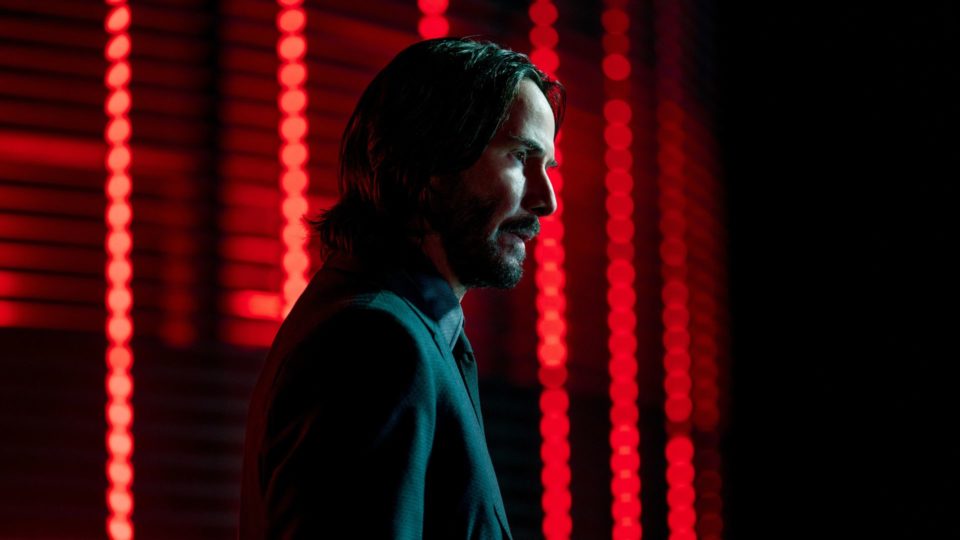 John Wick 4 alivia as frustrações de se viver nesse inferno contemporâneo