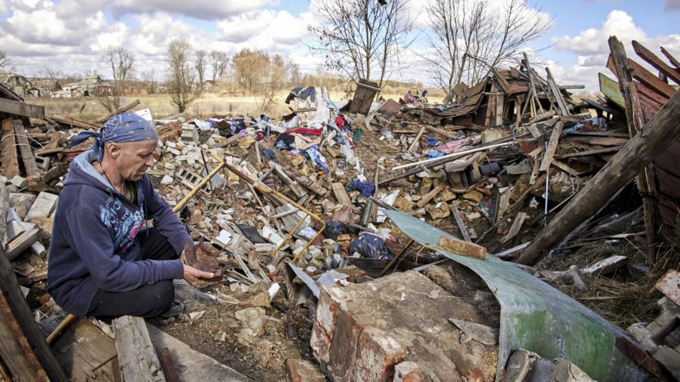 Morador local mostra o buraco do míssil S300 que destruiu sua casa e matou seu amigo quando eles estavam se escondendo de um bombardeio no porão em Cherkaski Tyshky, região de Kharkiv , Ucrânia, 27 de março de 2023.
