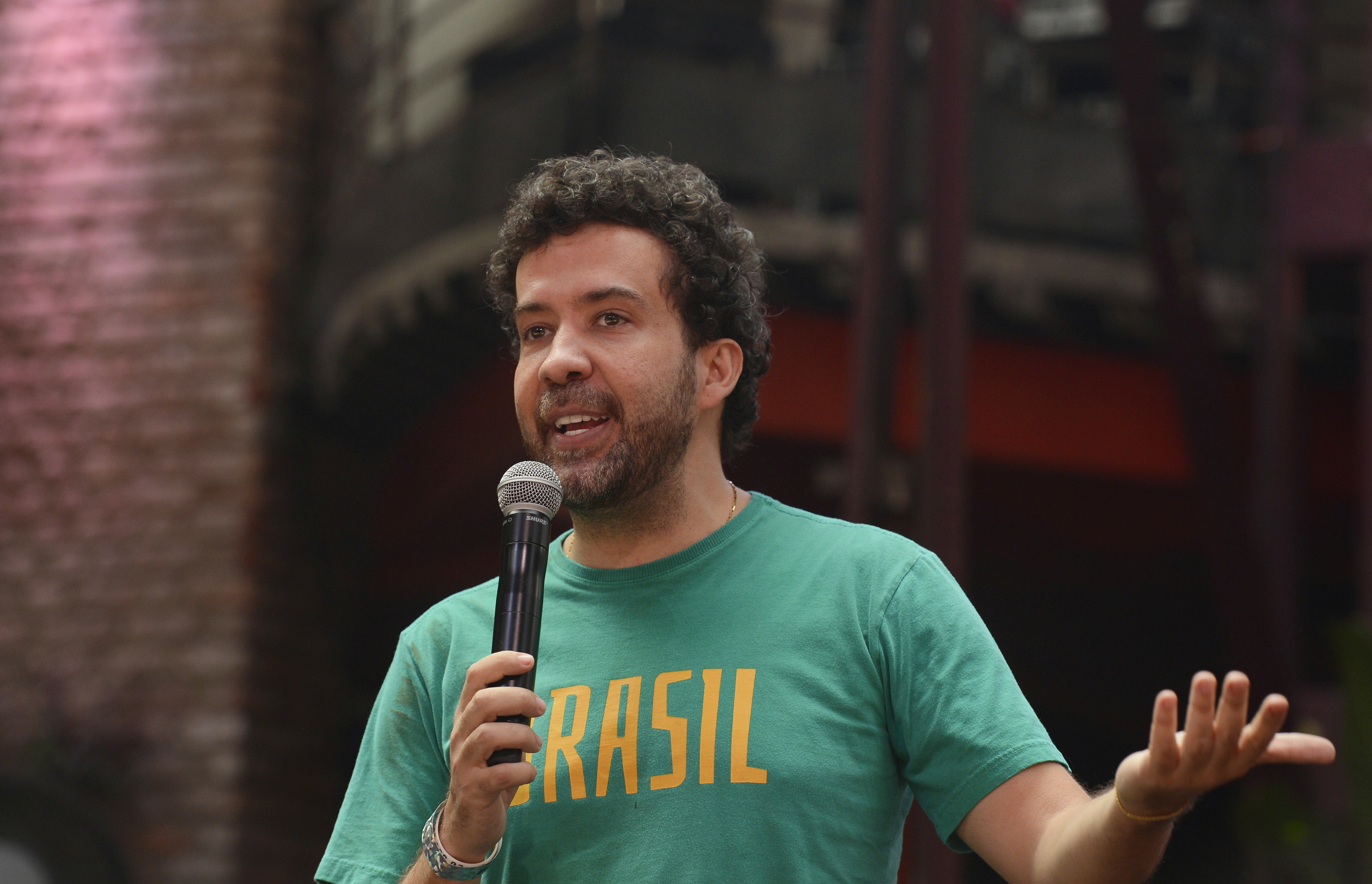 Homofobia do bem? Entidades LGBT ignoram fala preconceituosa de Janones, aliado de Lula