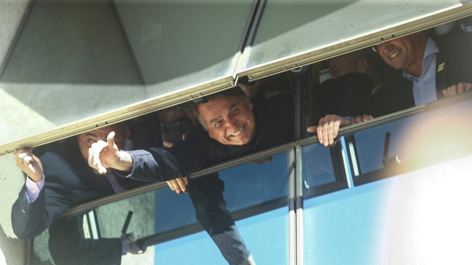 Bolsonaro acena a apoiadores