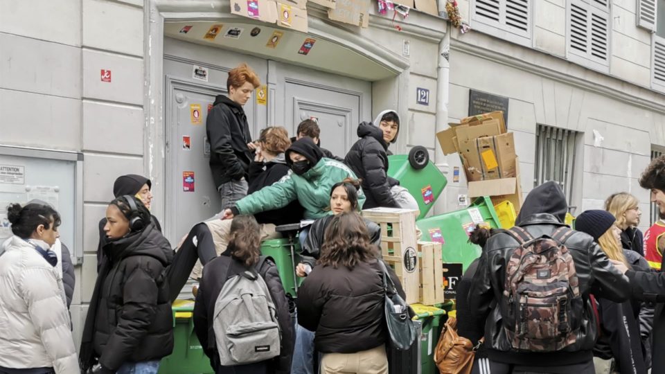Protesto estudantil em janeiro, em Paris, contra a lei do presidente Emmanuel Macron, que elevou a idade da aposentadoria de 62 para 64 anos