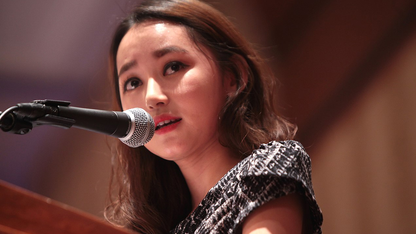 Yeonmi Park, autora de best-sellers que escapou do regime comunista da Coreia do Norte, celebra seu sucesso em um país capitalista. Foto de 2015, encontro internacional de estudantes pela liberdade em Washington D.C., EUA.
