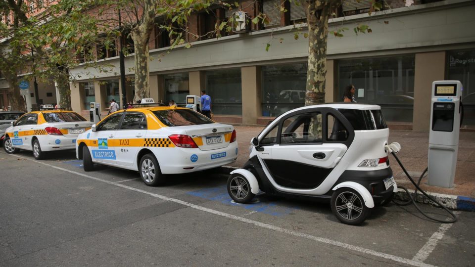 Veículo elétrico sendo abastecido no Uruguai: hidrogênio oferece vantagem em autonomia e abastecimento mais rápido, equivalente ao de um carro a gasolina