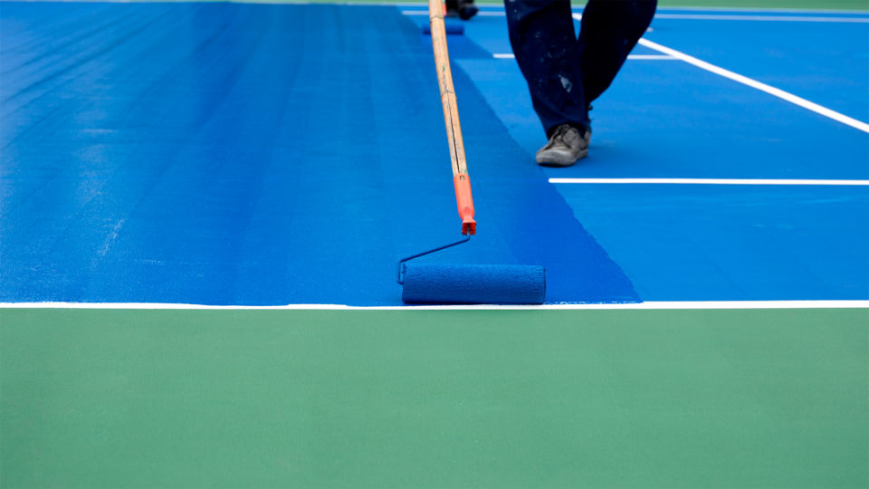 A tinta acrílica é a mais indicada para pintura do piso de uma quadra esportiva externa