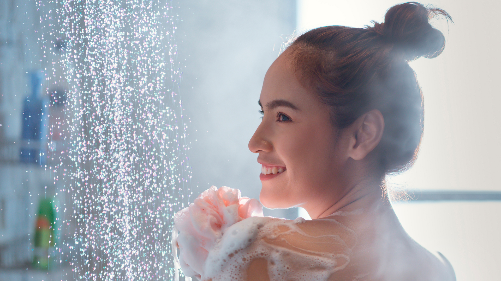 O banho com chuveiro híbrido pode gerar até 74% de economia na conta de energia