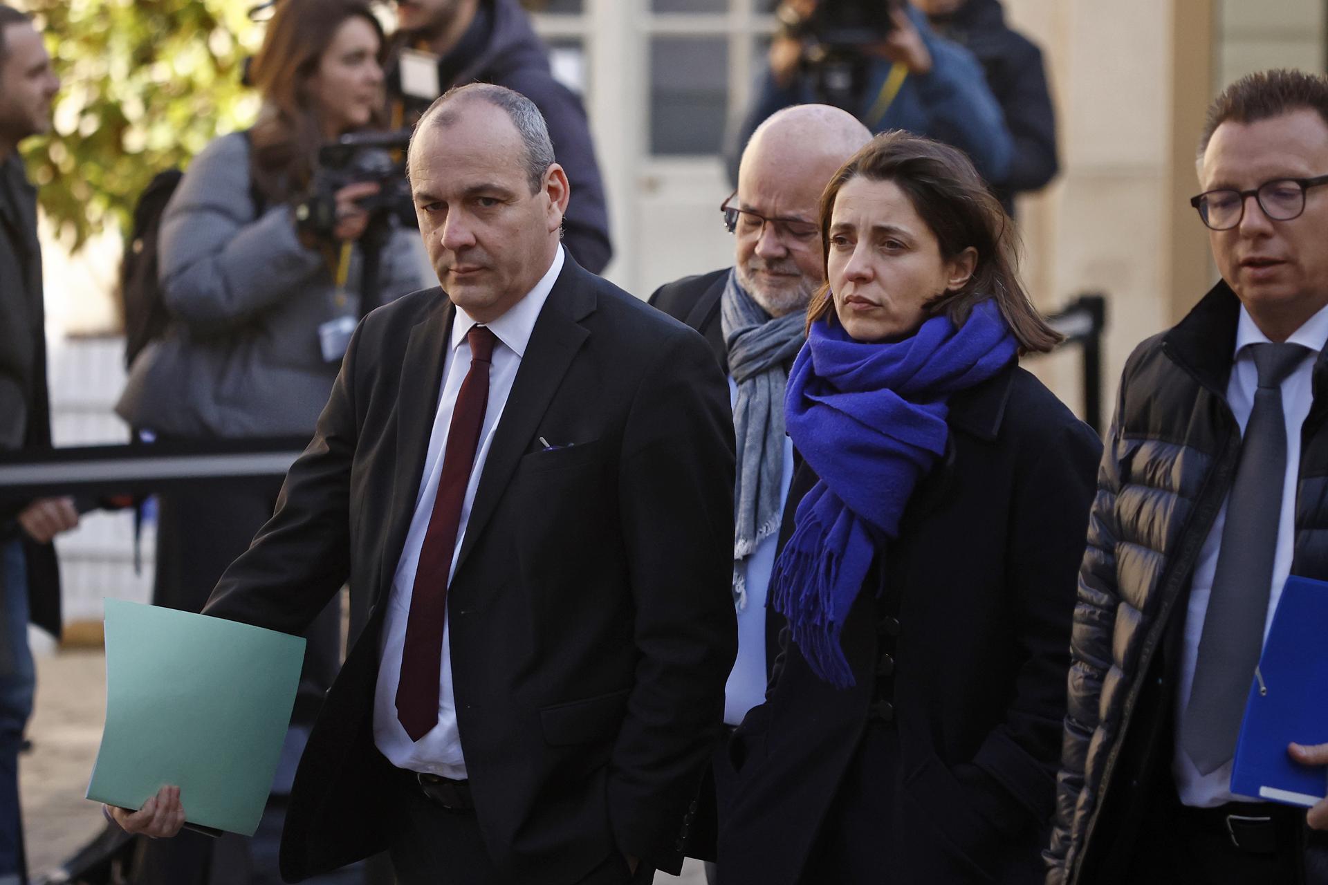 O secretário-geral do sindicato trabalhista CFDT, Laurent Berger (à esquerda), e a líder sindical francesa da CGT, Sophie Binet (centro), chegam ao Hotel Matignon para se encontrar com a primeira-ministra francesa, Elisabeth Borne, (não retratada), em Paris, França, 05 de abril de 2023.