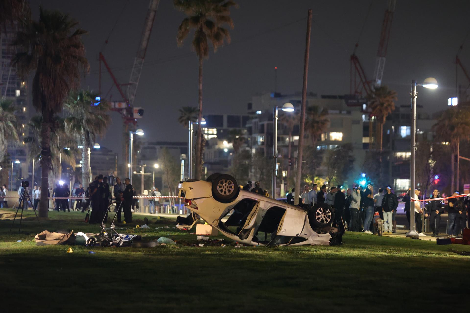 Policiais israelenses trabalham no local de um ataque a tiros em Tel Aviv, Israel, 07 de abril de 2023.