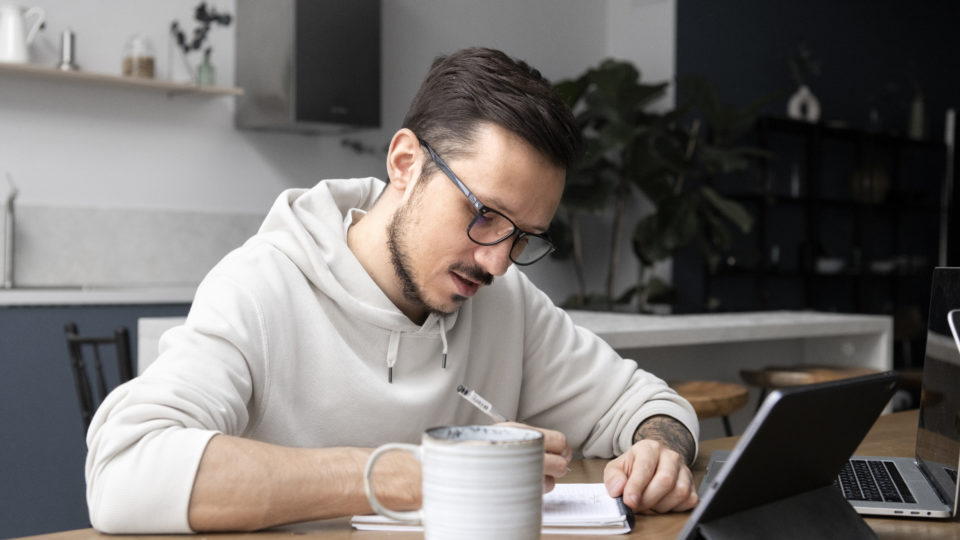 Homem trabalhando em home office