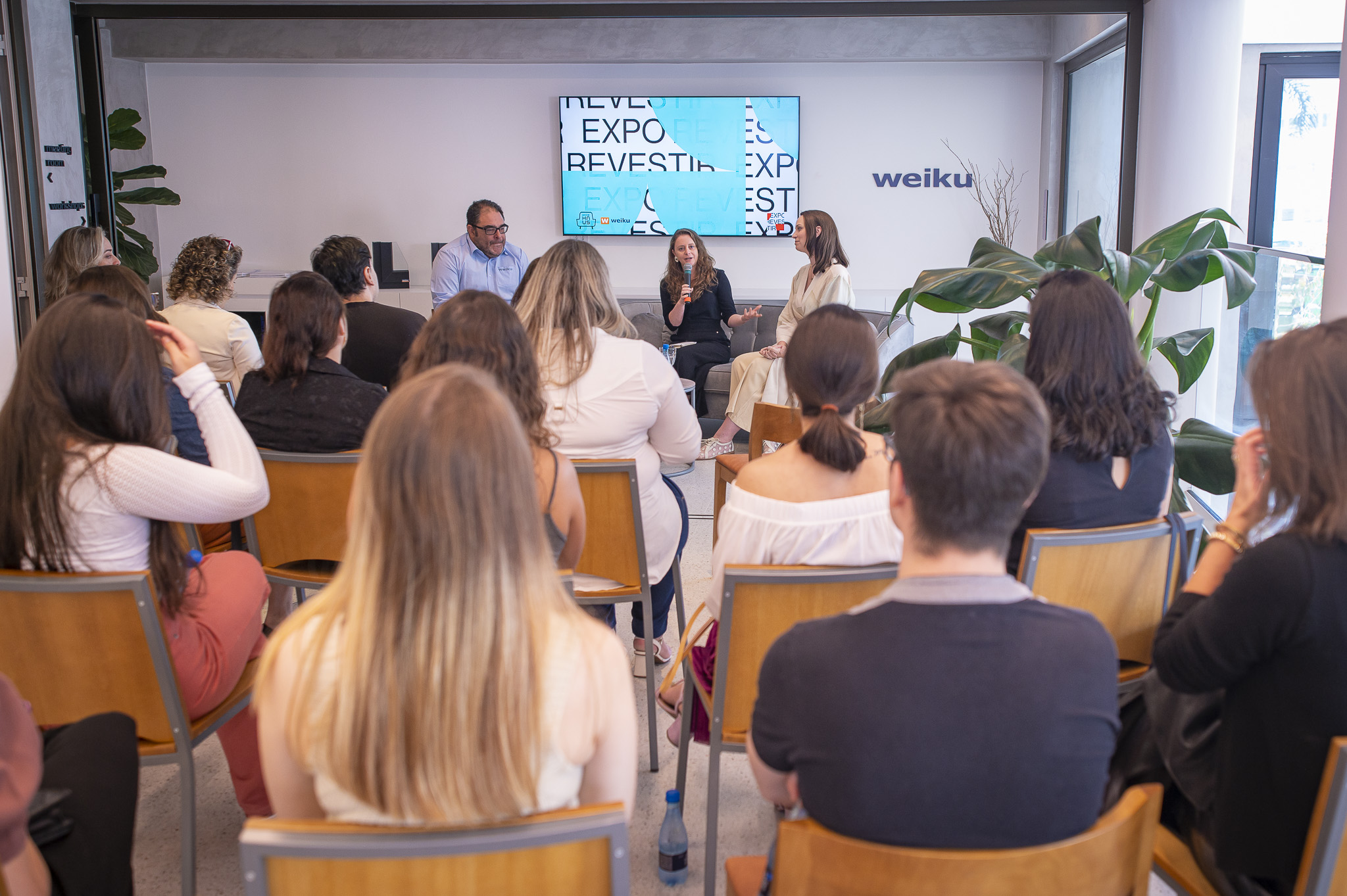 Sofá de HAUS reuniu arquitetos, designers e outros profissionais da área no showroom da Weiku no Alto da Glória. O espaço leva a assinatura da arquiteta Juliana Medeiros, que participou do bate-papo ao lado do gerente regional da marca, Marcos Matos.
