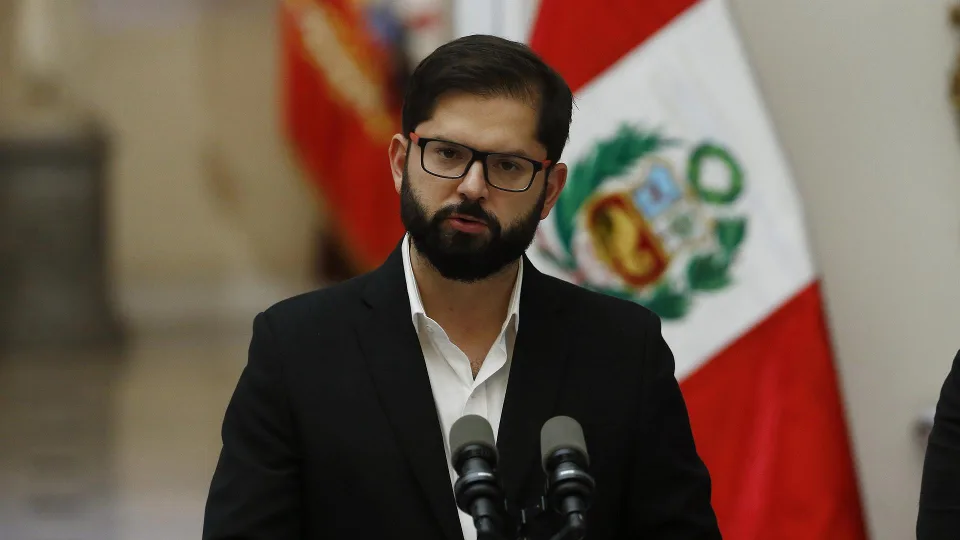 O presidente do Chile, Gabriel Boric, fala à imprensa durante o IV Gabinete Binacional Chile-Peru, no palácio presidencial de La Moneda, em Santiago (Chile), no dia 29 de novembro de 2022.