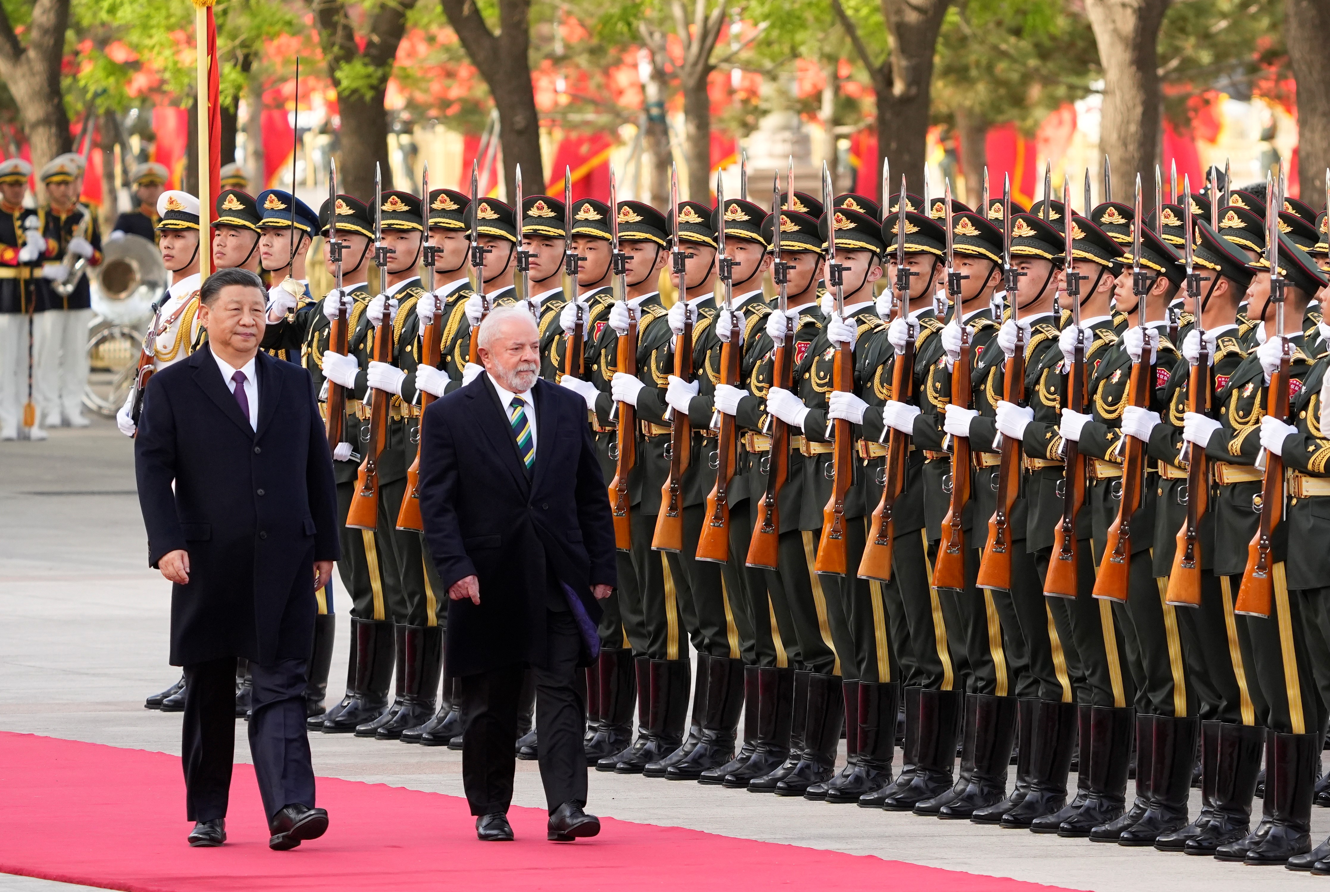 Líder da China, Xi Jinping, recebe o presidente do Brasil, Luiz Inácio Lula da Silva, em Pequim, em 14 de abril de 2023. Governo  do Brasil quer ampliar uso do yuan nas suas trocas comerciais.