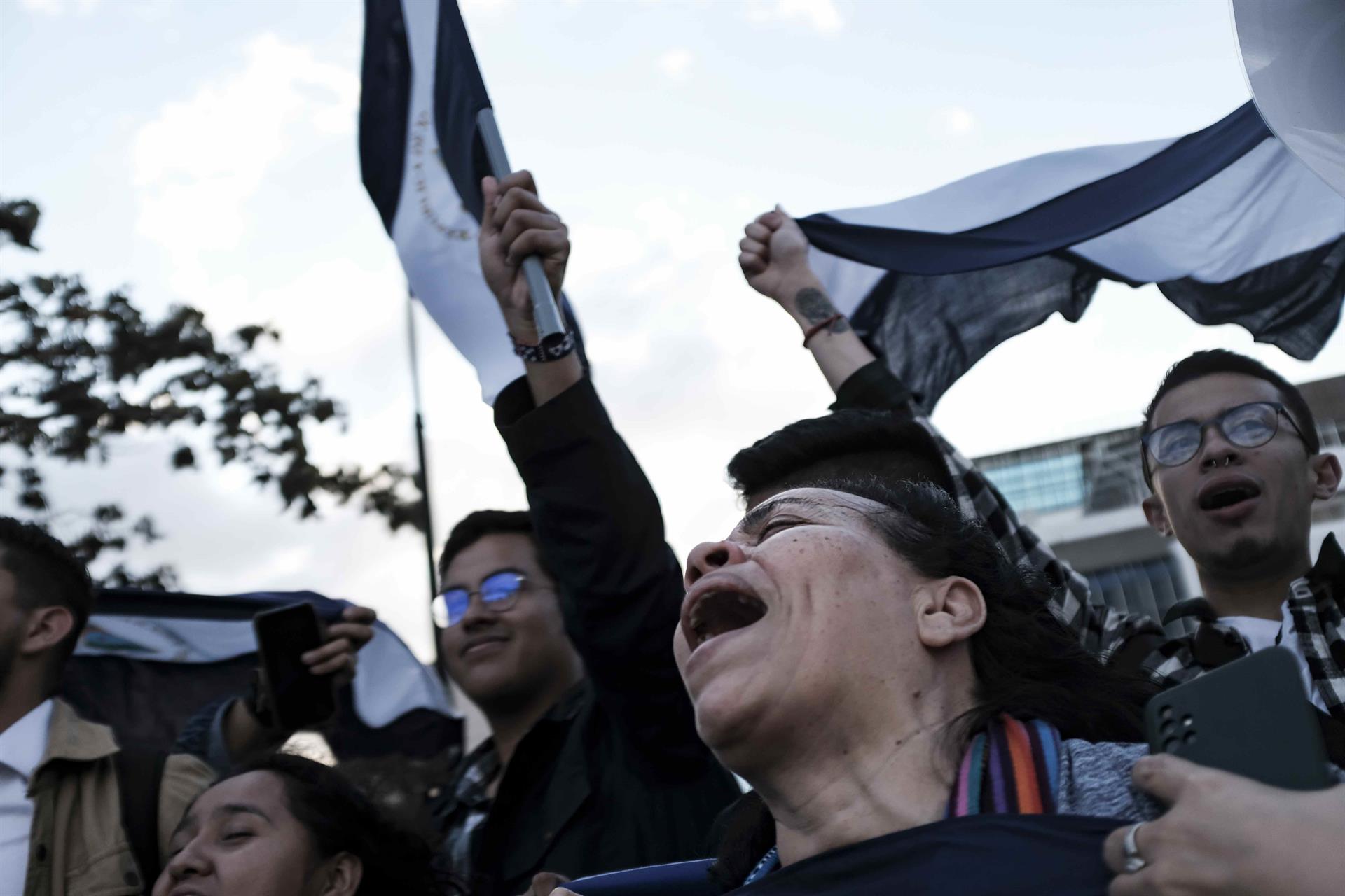 Manifestantes nicaraguenses na Costa Rica, em fevereiro