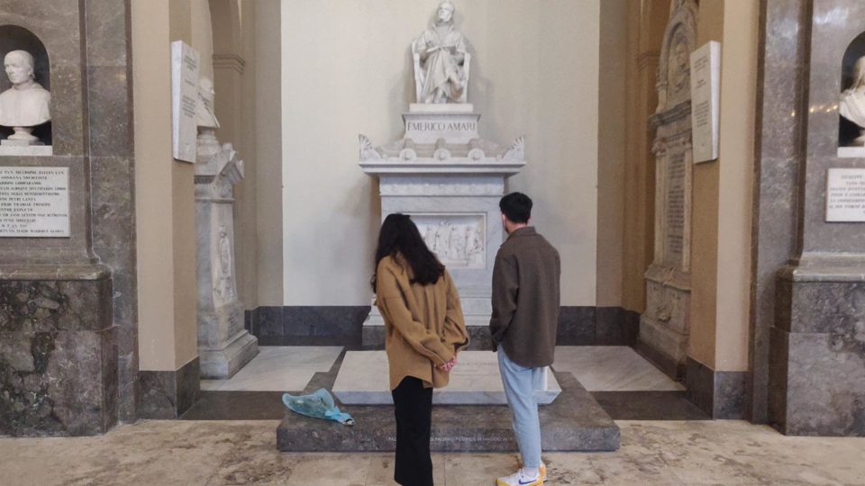 Pessoas visitam o local onde está sepultado o juiz Giovanni Falcone, na Igreja de San Domenico, em Palermo, na Itália
