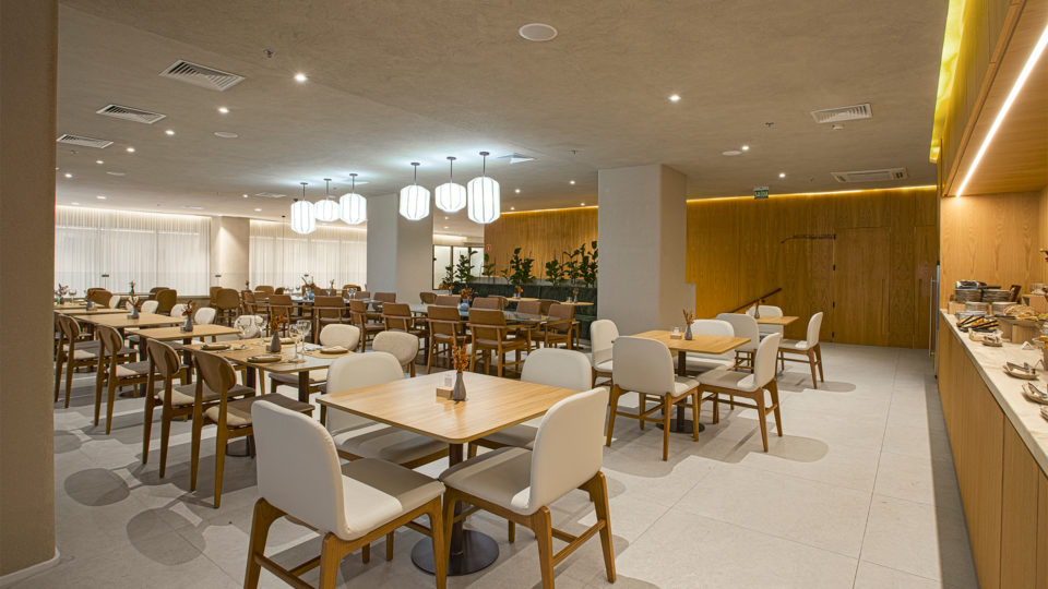 Restaurante Koré, do Qoya Hotel Curitiba, é uma fusão do luxo e modernidade com a gastronomia tradicional do Paraná
