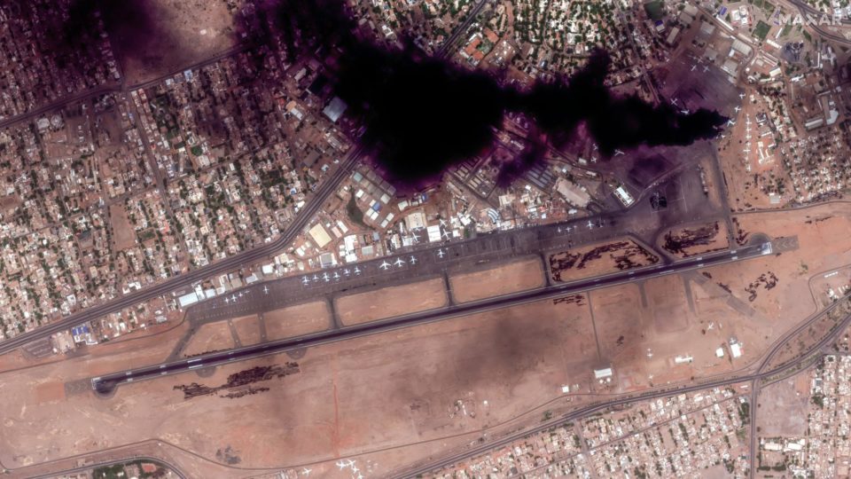 Uma imagem de satélite disponibilizada pela Maxar Technologies mostra fumaça sobre o Aeroporto Internacional de Cartum, na capital do Sudão, 16 de abril de 2023. Tiroteios pesados e explosões foram relatados em Cartum, entre o exército e um grupo paramilitar