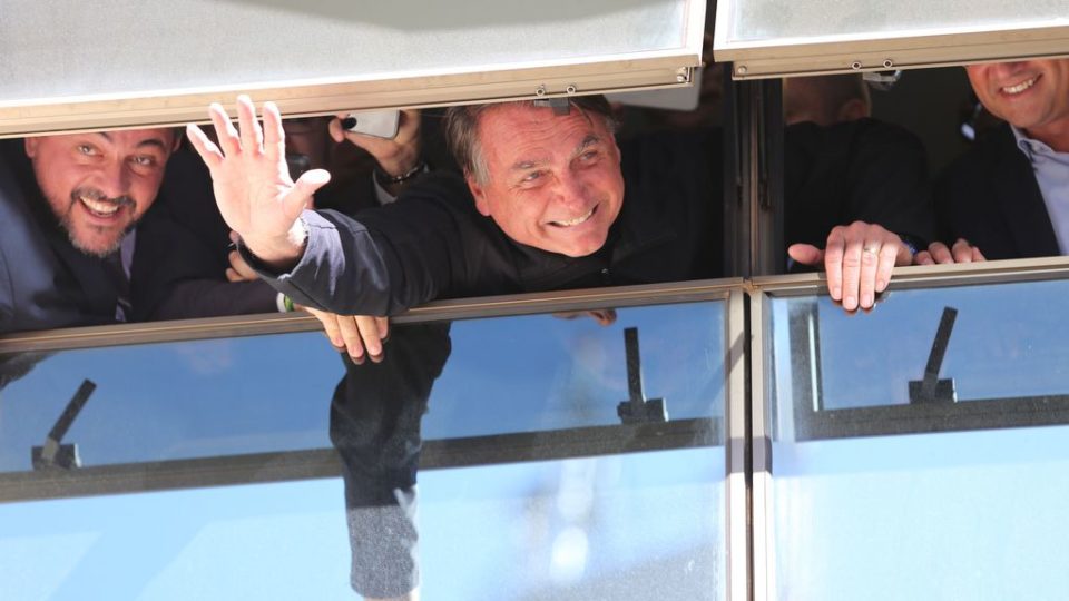 Brasília (DF) 30-03-2023 O ex-presidente Jair Bolsonaro chega à sede do PL em Brasília e acena para apoiadores.