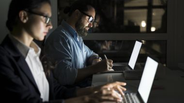 Microsoft: Dois trabalhadores nos seus notebooks