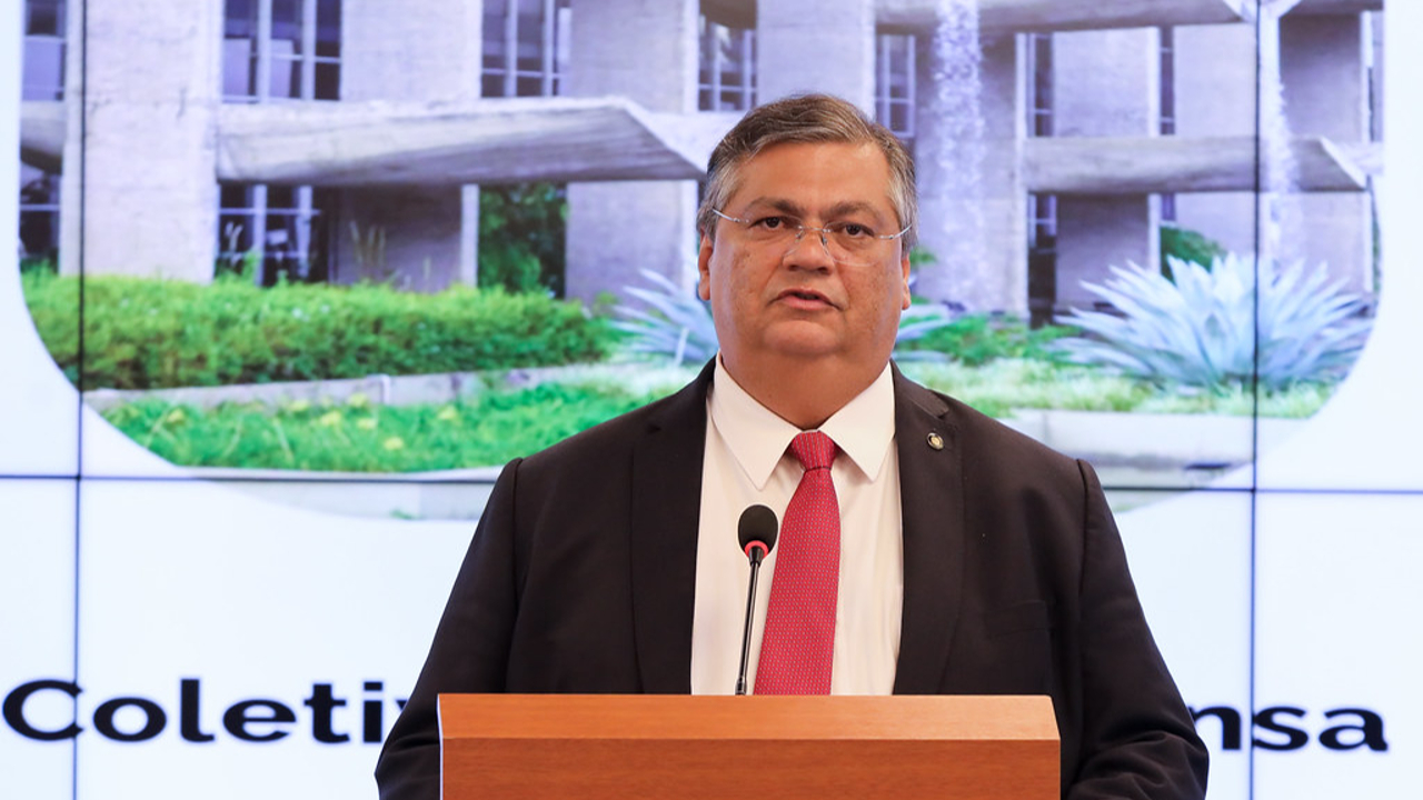 Ministro da Justiça, Flávio Dino, resiste a cooperar com os pedidos da oposição na CPMI.