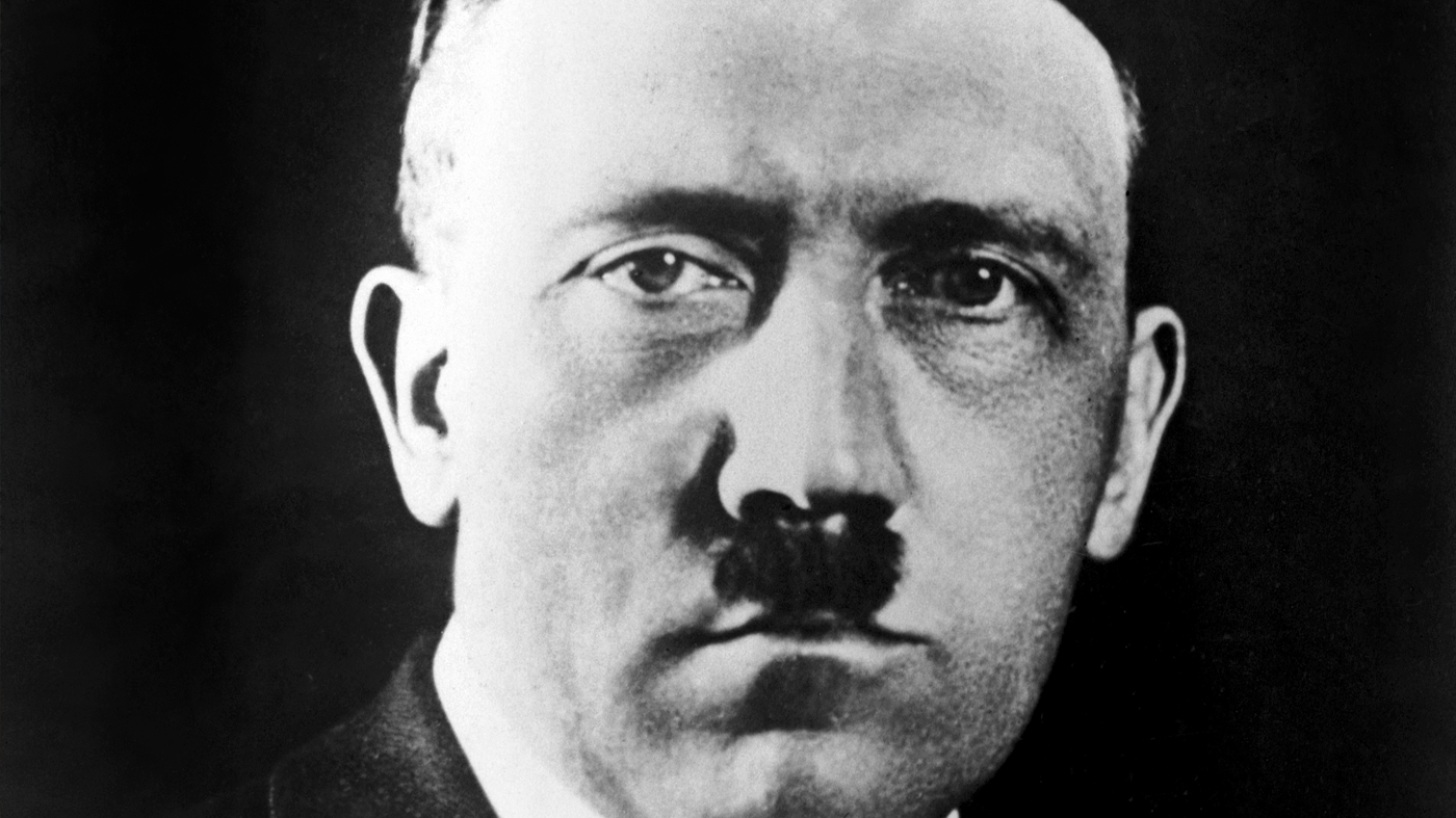 Adolf Hitler, genocida alemão, em 1933, ano em que ascendeu ao poder. Estudo de psicólogos americanos demonstra que parte preocupante dos universitários progressistas concordam com frases de Hitler ao se substituir &#8220;judeus&#8221; por &#8220;brancos&#8221;.