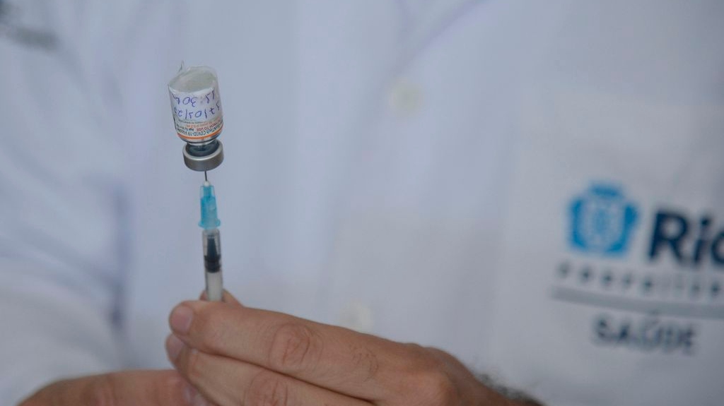 Ampliação da vacinação é voltada para todos com mais de 18 anos que já tiveram pelo menos duas doses monovalentes aplicadas.