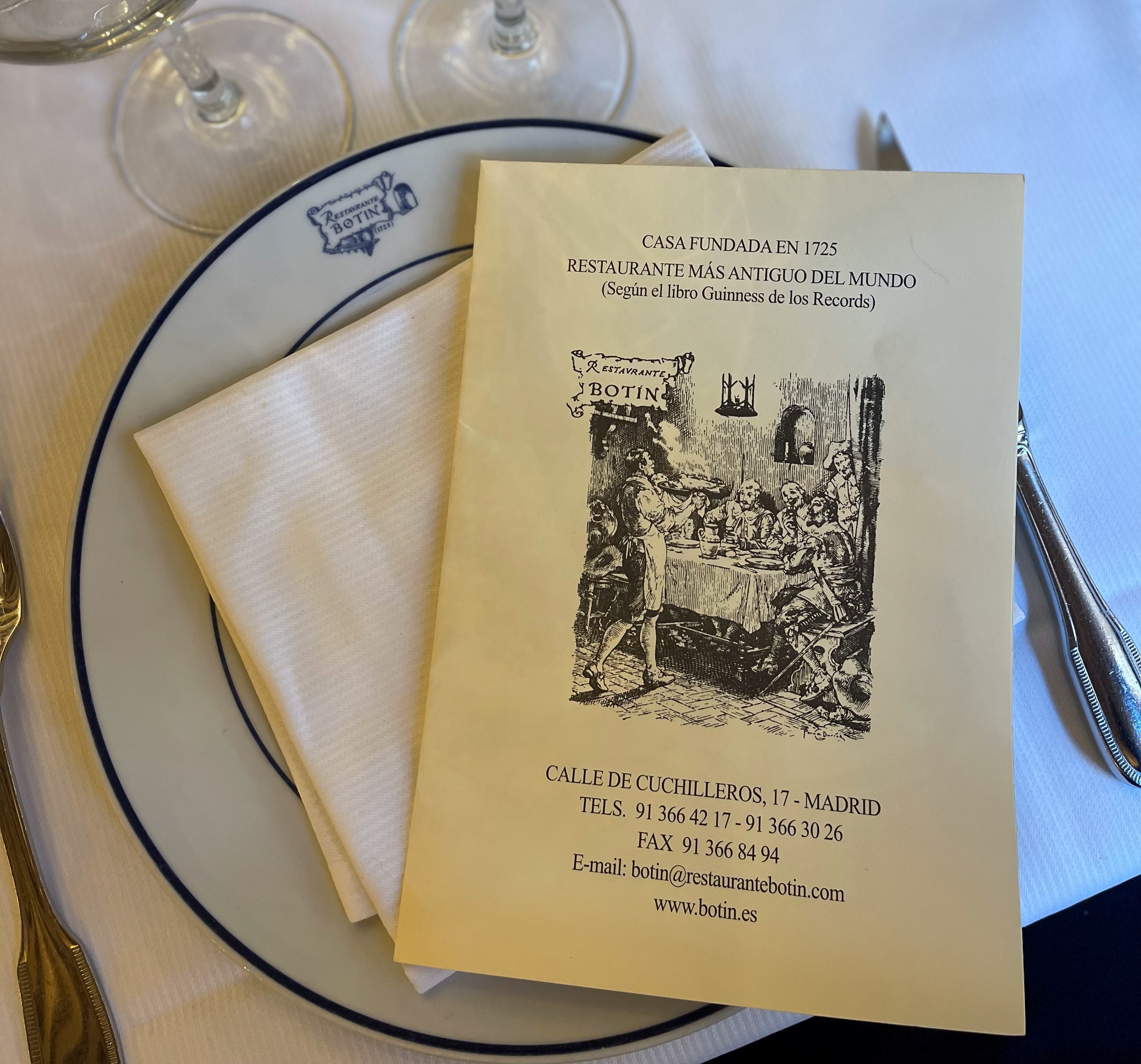 Botín é o restaurante mais antigo do mundo: diz a lenda que o forno foi acesso há cerca de 300 anos e nunca se apagou.
