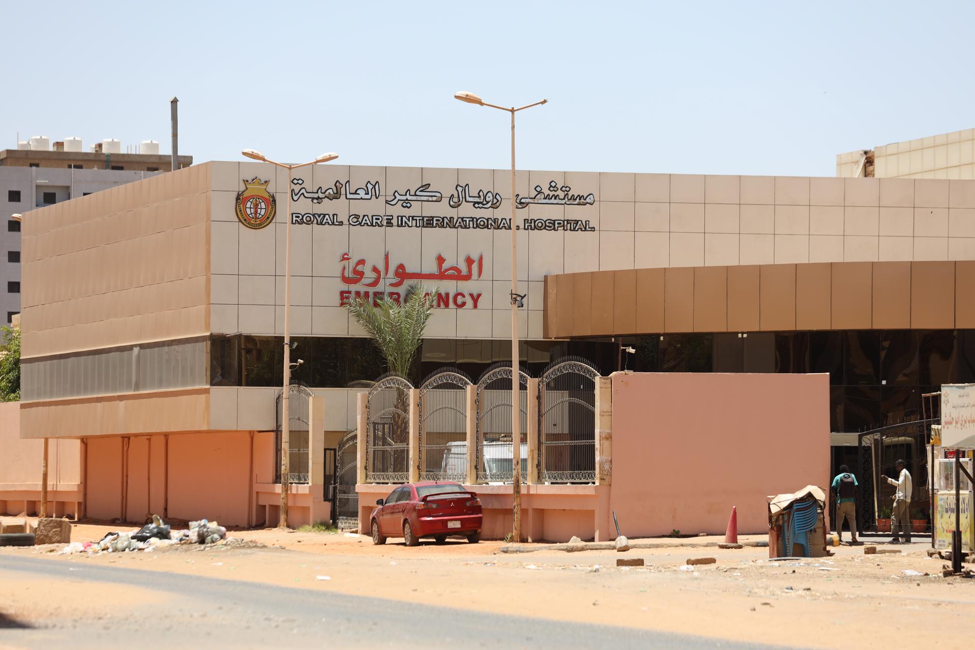 Pessoas esperam na entrada de um hospital durante os combates entre o exército sudanês e os paramilitares das Forças de Apoio Rápido (RSF) em Cartum, Sudão
