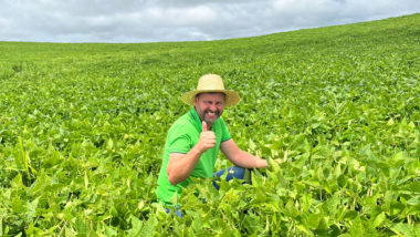O agricultor Laercio Della Vecchia comemora os bons resultados da lavoura de feijão.