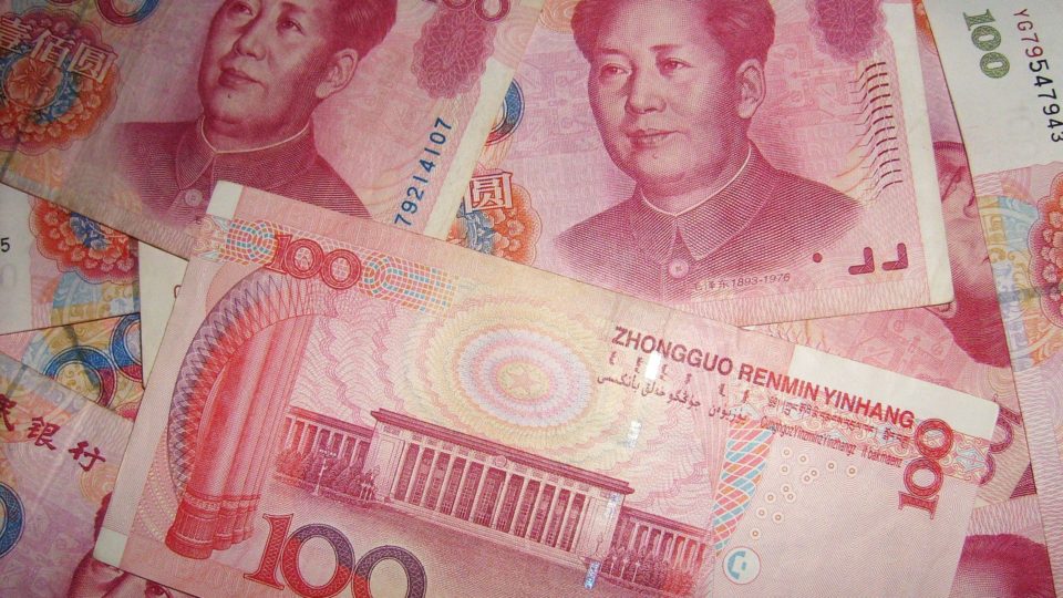 Notas de yuan, moeda chinesa: país tenta reduzir dependência do dólar