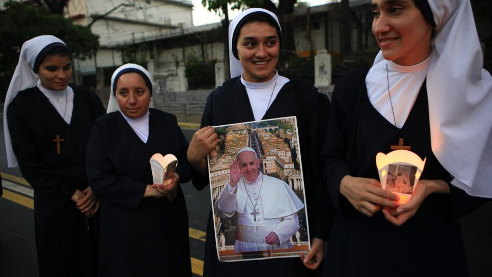freiras-papa-franciscoEFE /Roberto Escobar